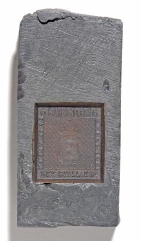 Patris av bildstans, pressad i koppar och fäst i blyfot för 6 skilling banco frimärken. Denna kliché tillhör den upplaga av eftertryck som gjordes 1868 och 1885. Den ordinarie kurseringstiden för dessa frimärken var 1855-1858. Frimärkena trycktes i brunaktigt grå-brun färg och i lilaaktigt grå-lilagrå färg.
