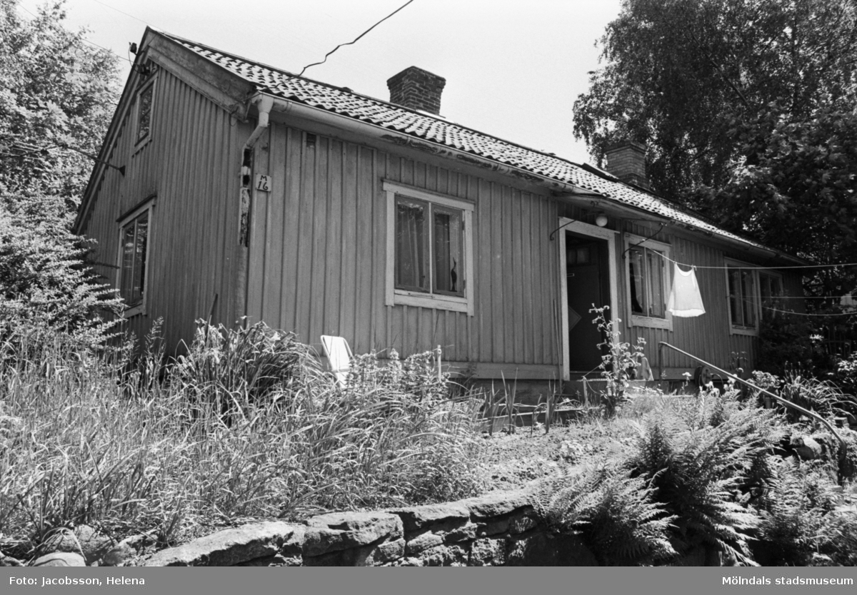 Exteriörbild av bostadshus på Roten M 16 i Mölndals Kvarnby, 1972.
