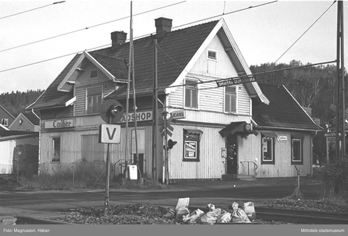 Byggnadsdokumentation inför rivning.


Utsikt mot Kållereds stations köksfönster på Våmmedal 3:135 i Kållereds centrum, februari 1991.