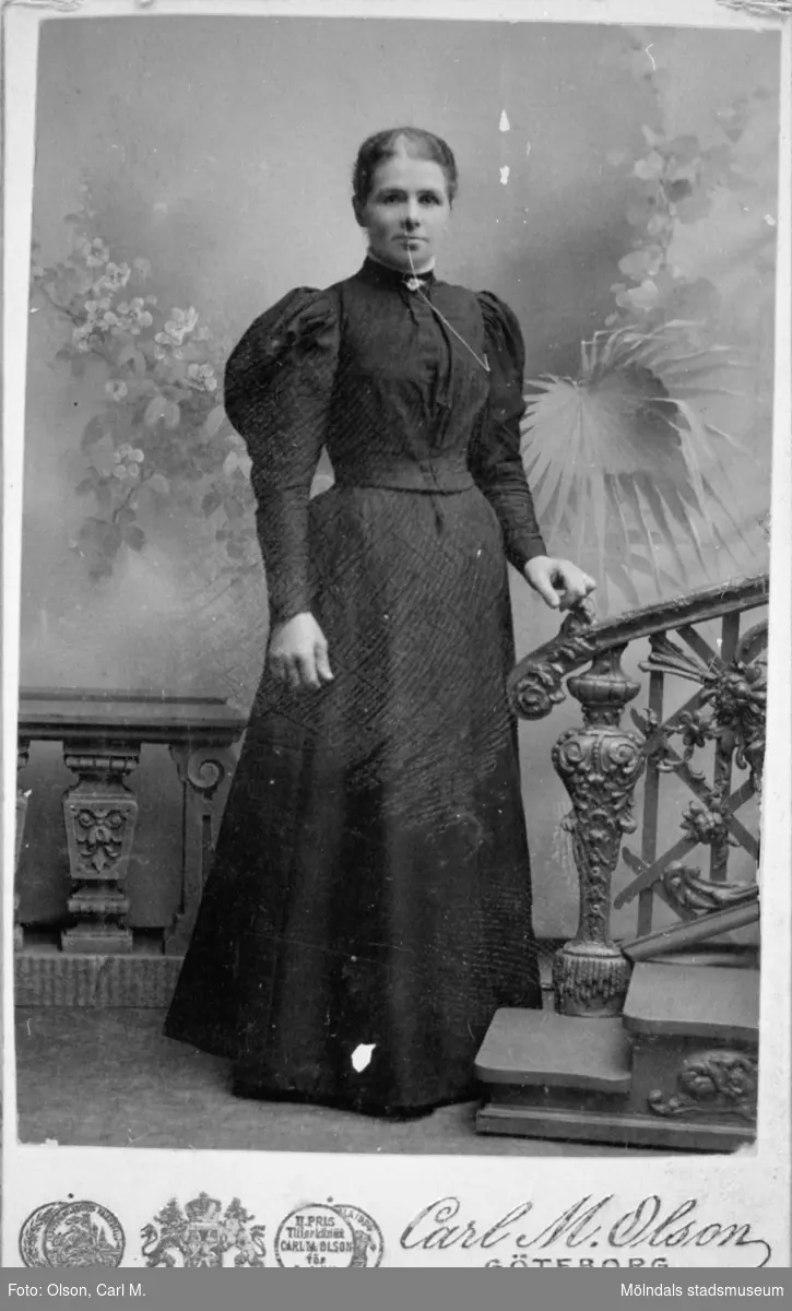 Josefina Eriksson, 1870-tal, moster till Valdeborg Johansson. Ur Valdeborg Johanssons fotoalbum.