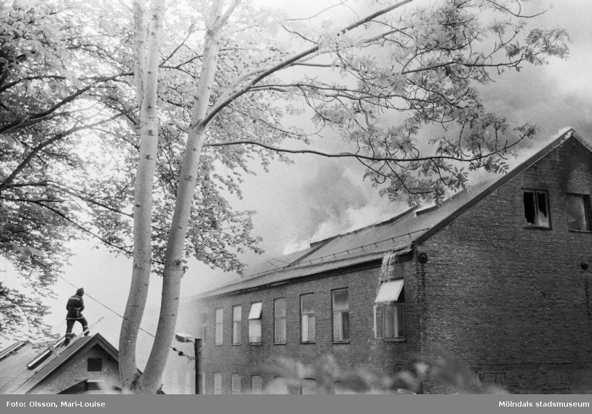 Soab-branden i Stora Götafors den 4 juni 1986. Branden bekämpas från huset mitt emot.