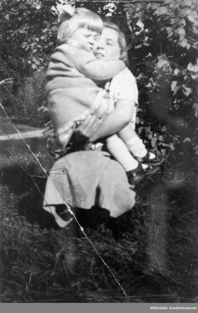 Inga-Lill Lipovsék, 5 år, i famnen på sin mor, år 1952. Inga-Lill bodde på Stretereds vårdhem från två års ålder till vuxen ålder.