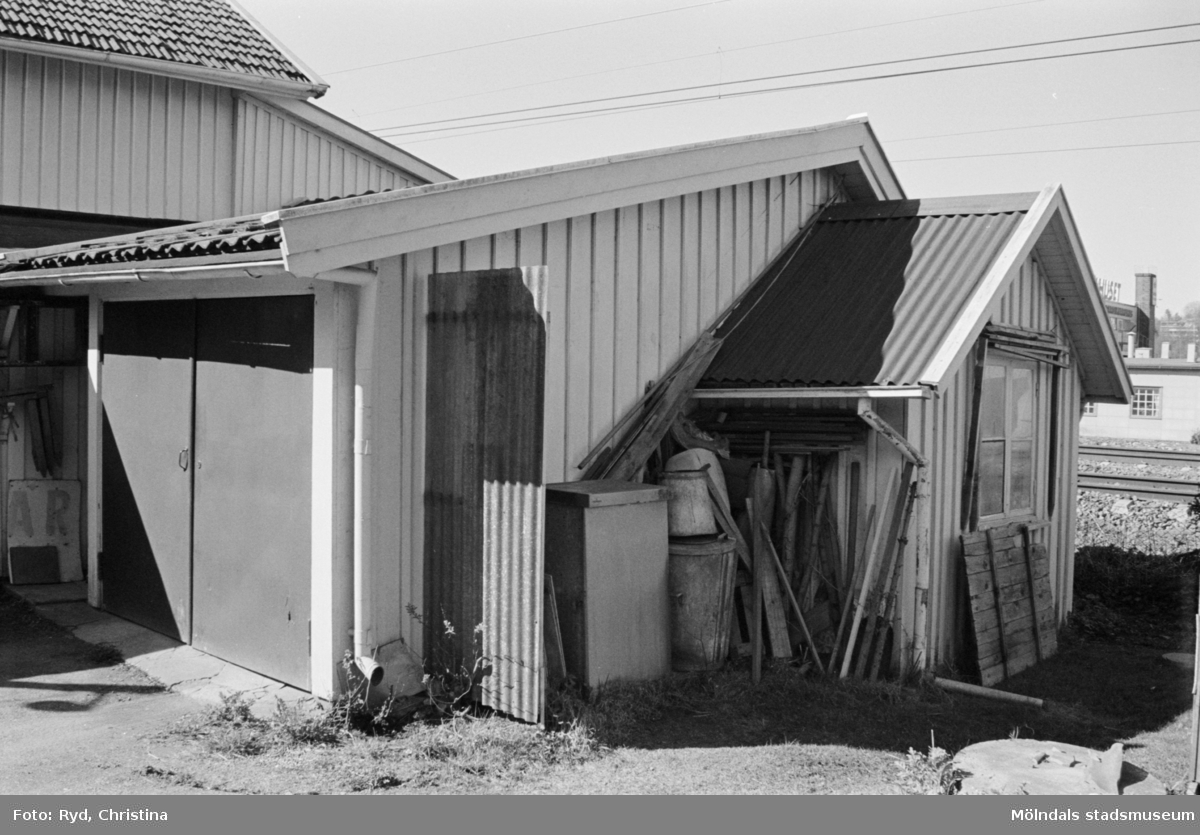 Byggnadsdokumentation av gårdshus och garage, Våmmedal 1:14 på Gamla Riksvägen 40 i Kållered, 1991.