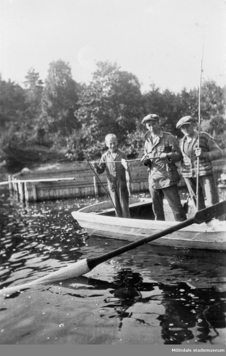 Fisketur i roddbåt på Nordsjön med John Svensson och Augustas P. kusin,  Arnold Larsson, vem pojken är vet ingen. Bilden är tagen den 17 augusti 1931.