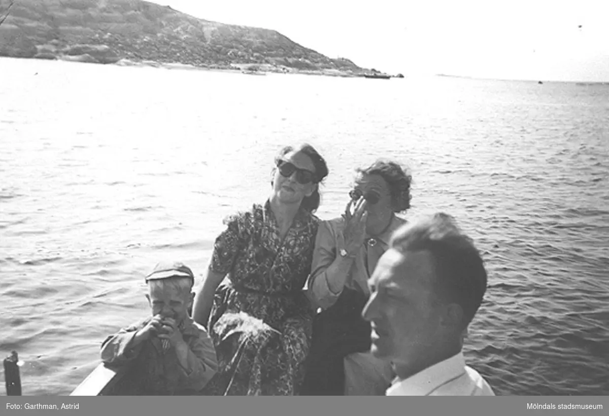 I familjen Garthmans eka. Näset. 1950-tal. Från vänster: Alf Garthman, modern Astrid, Anni Magnusson och Arne Jansson.