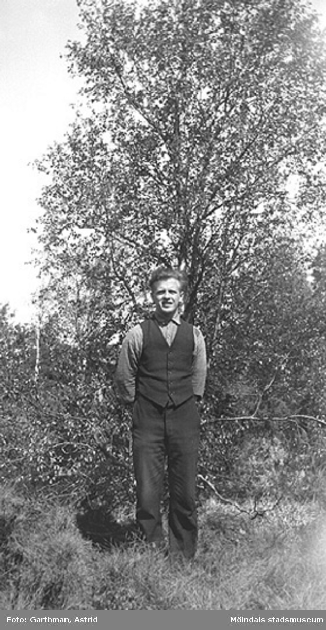 Helmer Garthman ståendes framför ett träd i Göteborg, 1930-tal.