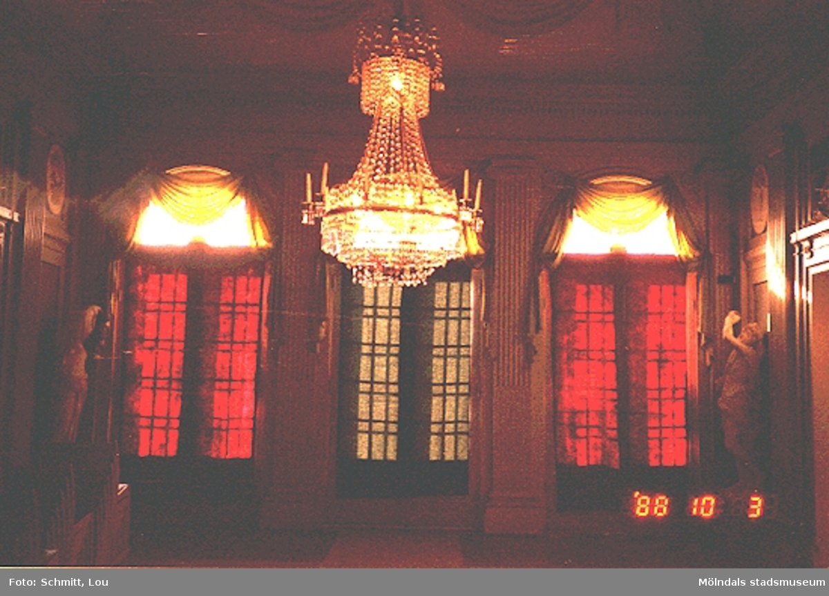 Stora salongen med dess kristallkrona inne på Gunnebo slott 1988.

OBS! Dålig bildkvalitet.