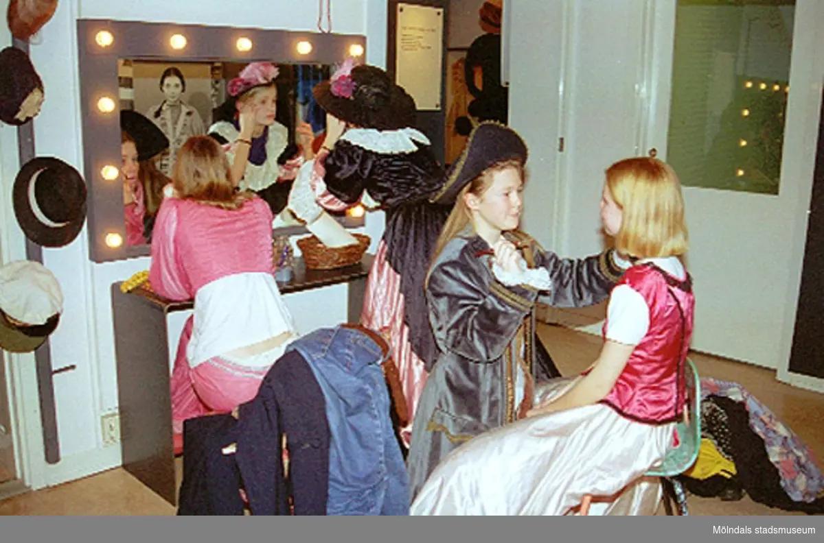 Invigning av tillfällig utställning "Krinoliner och kortkort". Bl.a teatergrupp från Kalejdoteatern agerar i utställningen.
Skrivargrupp från Aktiviteten-Kroppskultur-projektet klär ut sig.
1995-02-05.