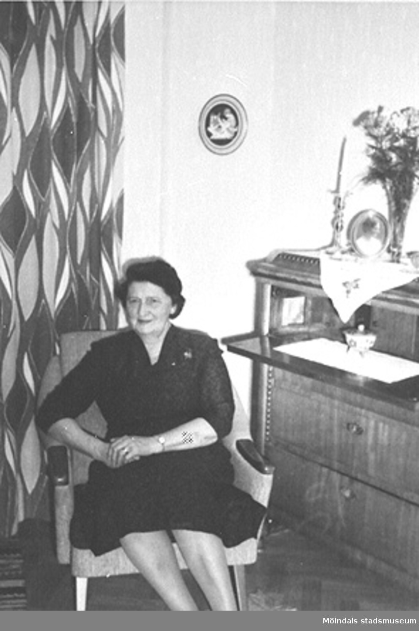 Anna arbetade på Stretereds skolhem 1924-1935 och var dotter till möbelsnickaren Victor Hasselberg.
Anna polerade lindomemöbler när fadern hade verkstad i hemmet. 
Läs gärna Annas berättelse på sidorna 44-45 i utställningskatalogen "Lindomemöbler" av Mölndals museum.