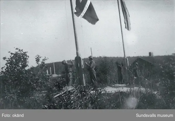 En norsk och en svensk flagga hissades varje morgon i lägret.