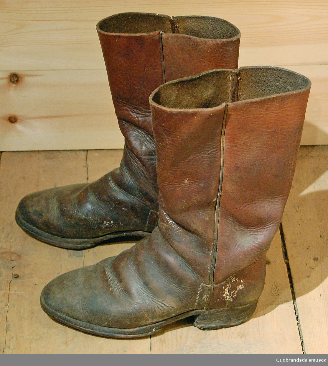 Ett par mannsstøvletter i brunt skinn. Det følger med seks hæljern, skoene er trolig hjemmereparert med spiker. 