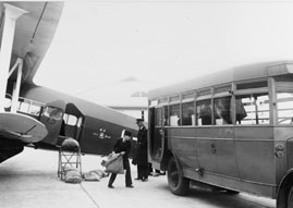 Engelskt postflygplan, British Airways "G-ADEA", med första
luftposten direkt från Storbritannien till Sverige,  Bulltofta
flygfält, Malmö, 17 mars 1936.