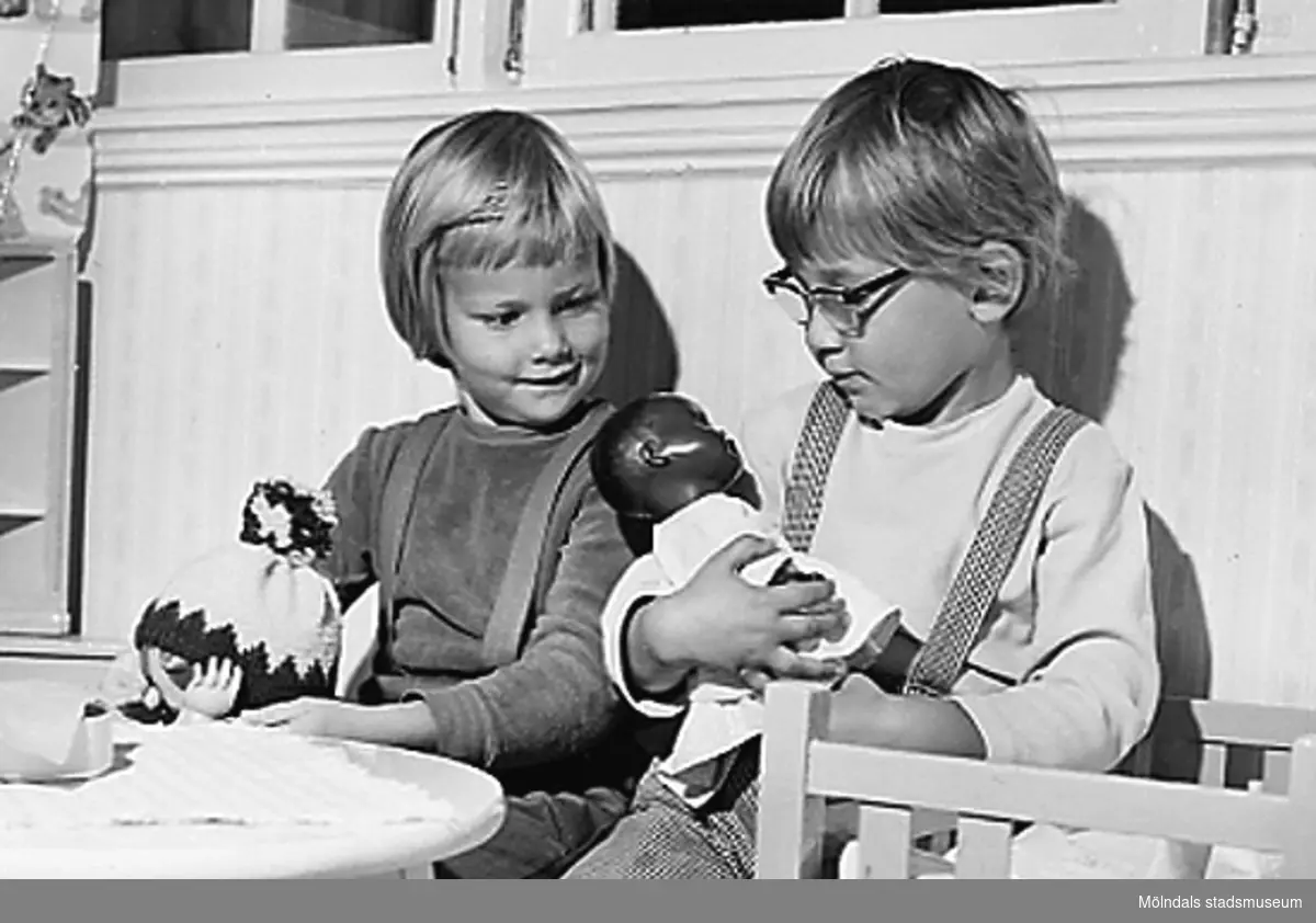 Två barn med dockor i famnen. Holtermanska daghemmet 1953.