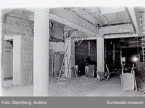 Nordbanken. Foto 16: Målare Lars Erik Sjögren har plockat fram den ursprungliga målningen, under vävtaket fr 1954. Foto 15: Trapphus fr Storgatan 22.