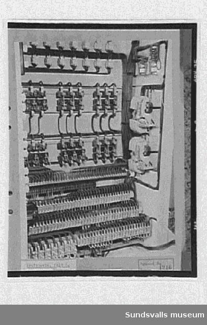 Interiör från radiosändaren, krafttavla för fält 6, rundradiostationen i Ljustdalen, 1949.Negativet skarpare.