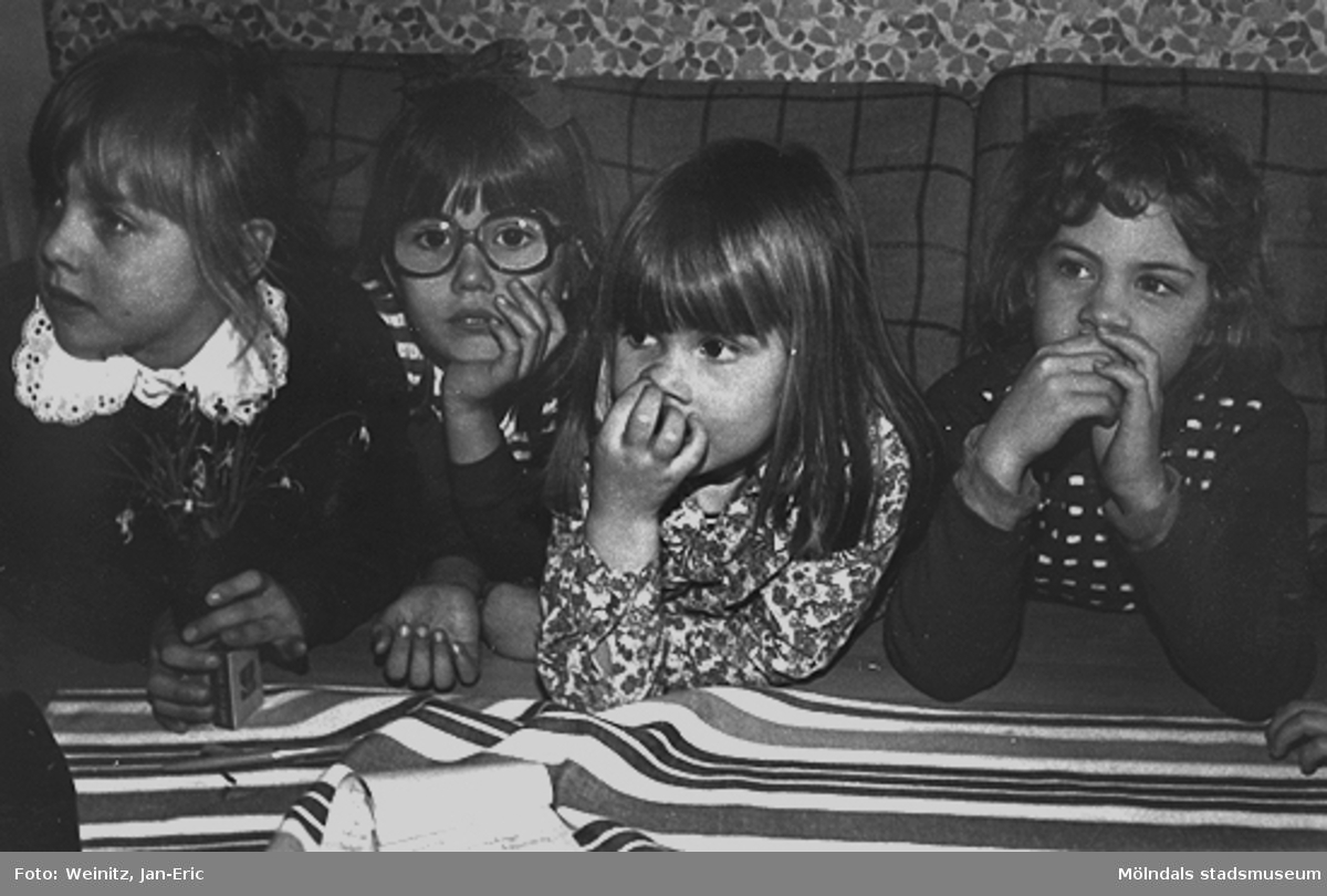 Fyra flickor sitter samlade i samband med en intervju av Elisabet Jolbäck, journalist på Mölndals-Posten. Från vänster: Cecilia Sjösvärd, Charlotta "Lotta" Jönsson samt systern Carolina "Nina" Jönsson och Bodil Carlsson, våren 1976 på Bifrosts daghem.