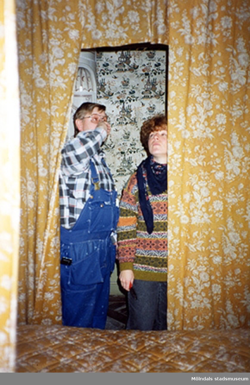 Alf Garthman och Ulla Hasselqvist i gästsängkammaren "Kinesen" (rum nr 47), cirka 1993.