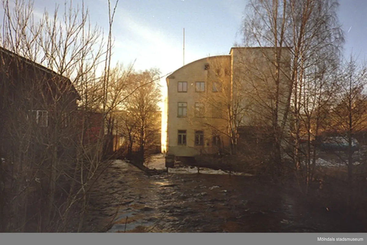Utsikt från Rackarebron ned över Mölndalsfallen, 1995-03-15. Till höger ses Kvarnbygatan 10 (Samuelsons strumpfabrik, Musikhuset). I nedre ändan av huset ligger Mölndals stadsmuseum och Forscaféet sedan 2001/2002.