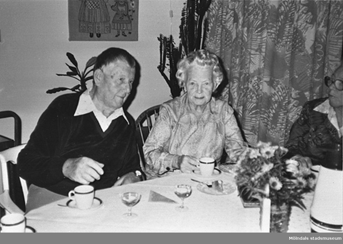 En man och en kvinna dricker kaffe med både dopp och avec på ålderdomshemmet Brogården. Okänt årtal.