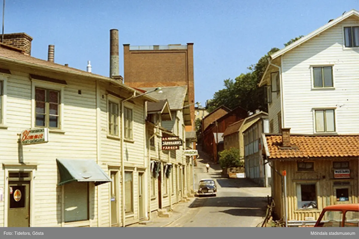 Till vänster ligger Götaforsliden 1-7. Den höga, röda byggnaden i bakgrunden är Stora Götafors, 1960-tal.