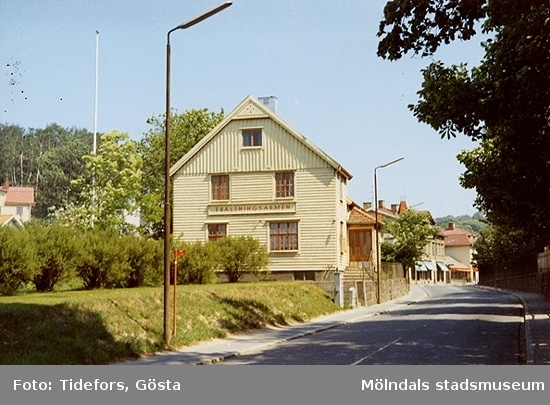 Frälsningsarméns lokal på Kvarnbygatan, 1960-tal. Huset låg mitt emot Papyrus lilla port. I bakgrunden ses de nedfällda markiserna till Sven Ahlin Herrekipering på Kvarnbygatan 25 (Frituna).