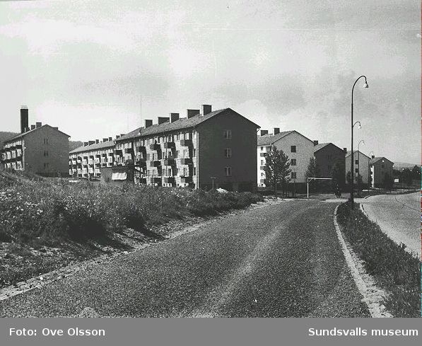 Text: "Sundsvallshem, en stad i staden liggande ute på nackstavretarna". Hyreshusområdet Vinkeltået.