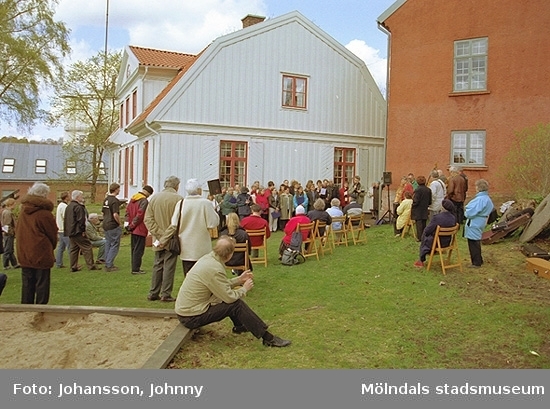 Kvarnbydagen 28 april 2002. Stensjöns församling har friluftsgudstjänst med körsång i Kvarnbyparken. Kyrkoherde: Stefan Risenfors. Det vita huset i bakgrunden är Kvarnbygården.