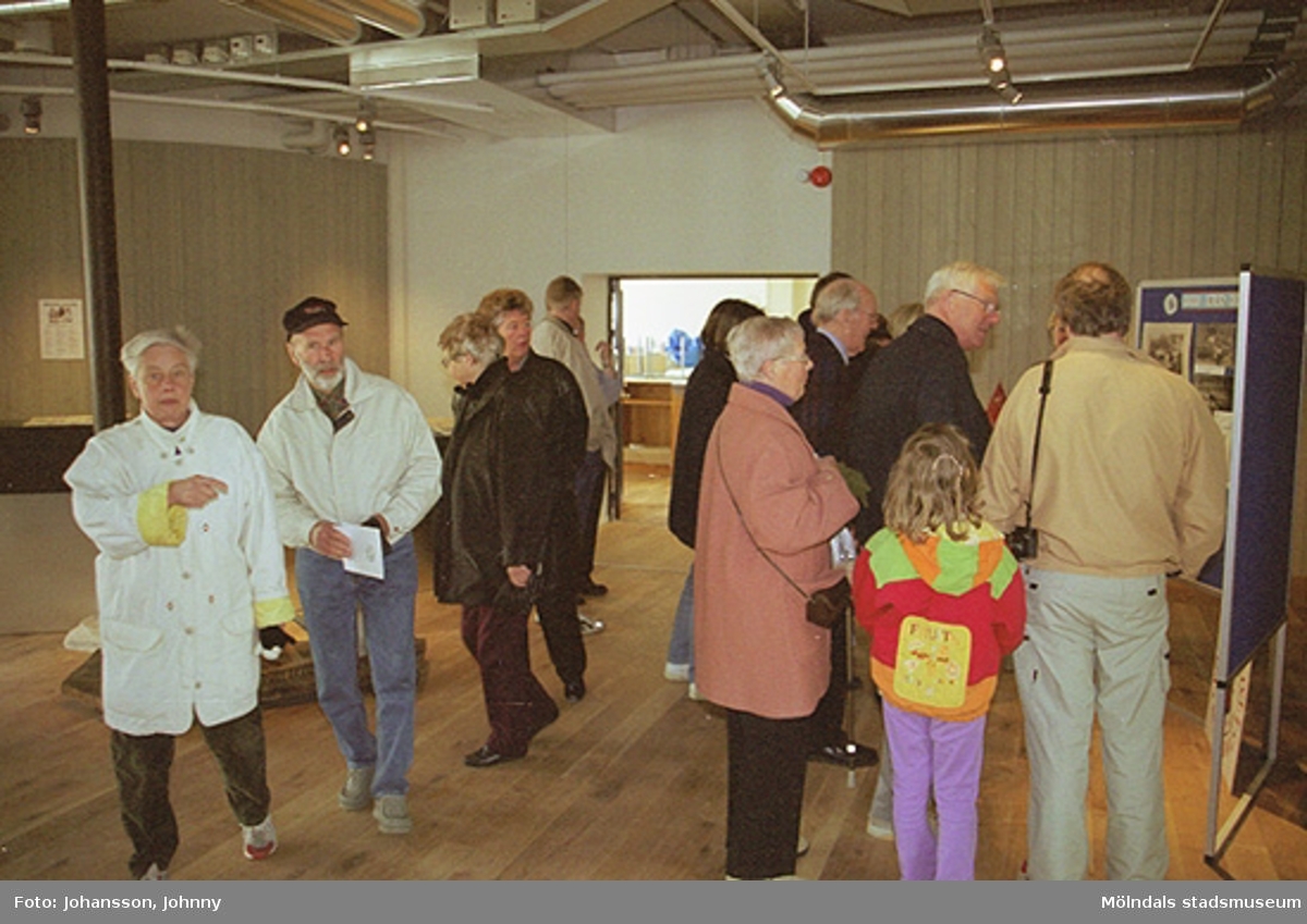 Besökare på Mölndals museum som ännu inte är klart, Kvarnbygatan 12 år 2002.