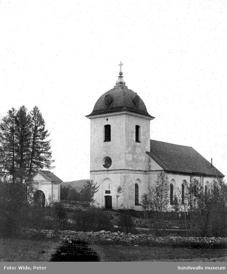 Selångers kyrka från väster.