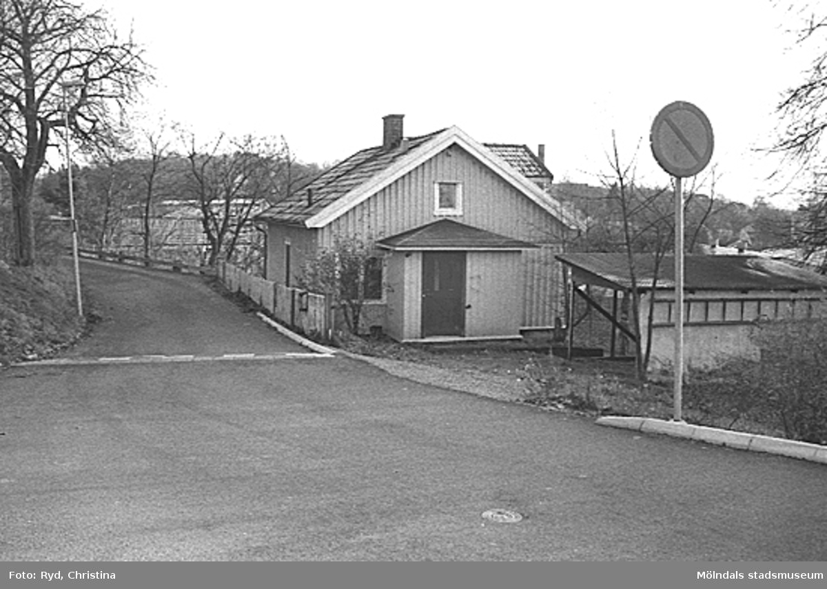 Stensjön 1:29 innan rivning. Ett bostadshus strax ovanför järnvägen vid Mölndals övre, december 1992.