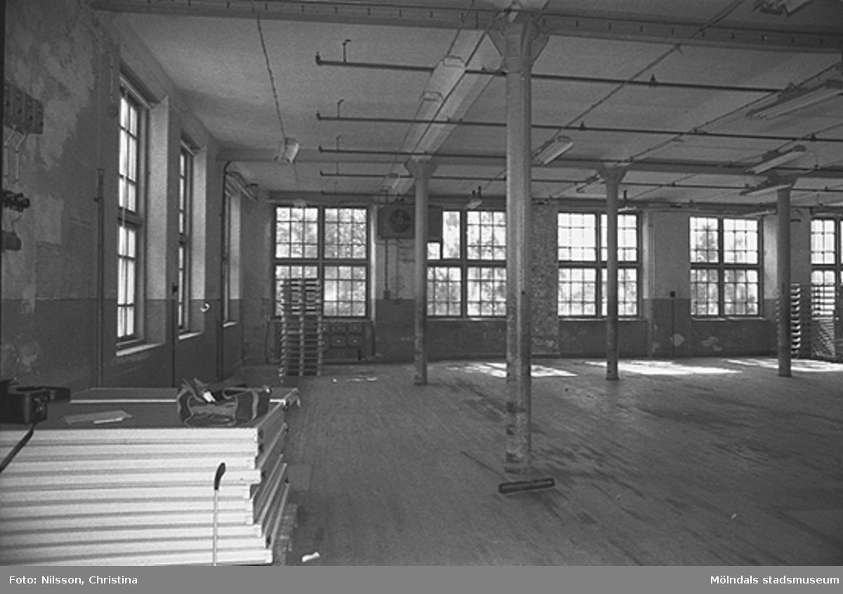 August Werners fabriker i Lindome, hösten 1994. Byggnadsdetaljer: Stor sal med pelare och fönster.