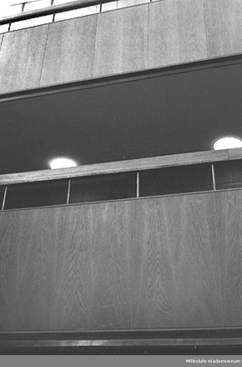 Mölndals stadshus, mars 1988. Två loftgångar i Stadshushallen.