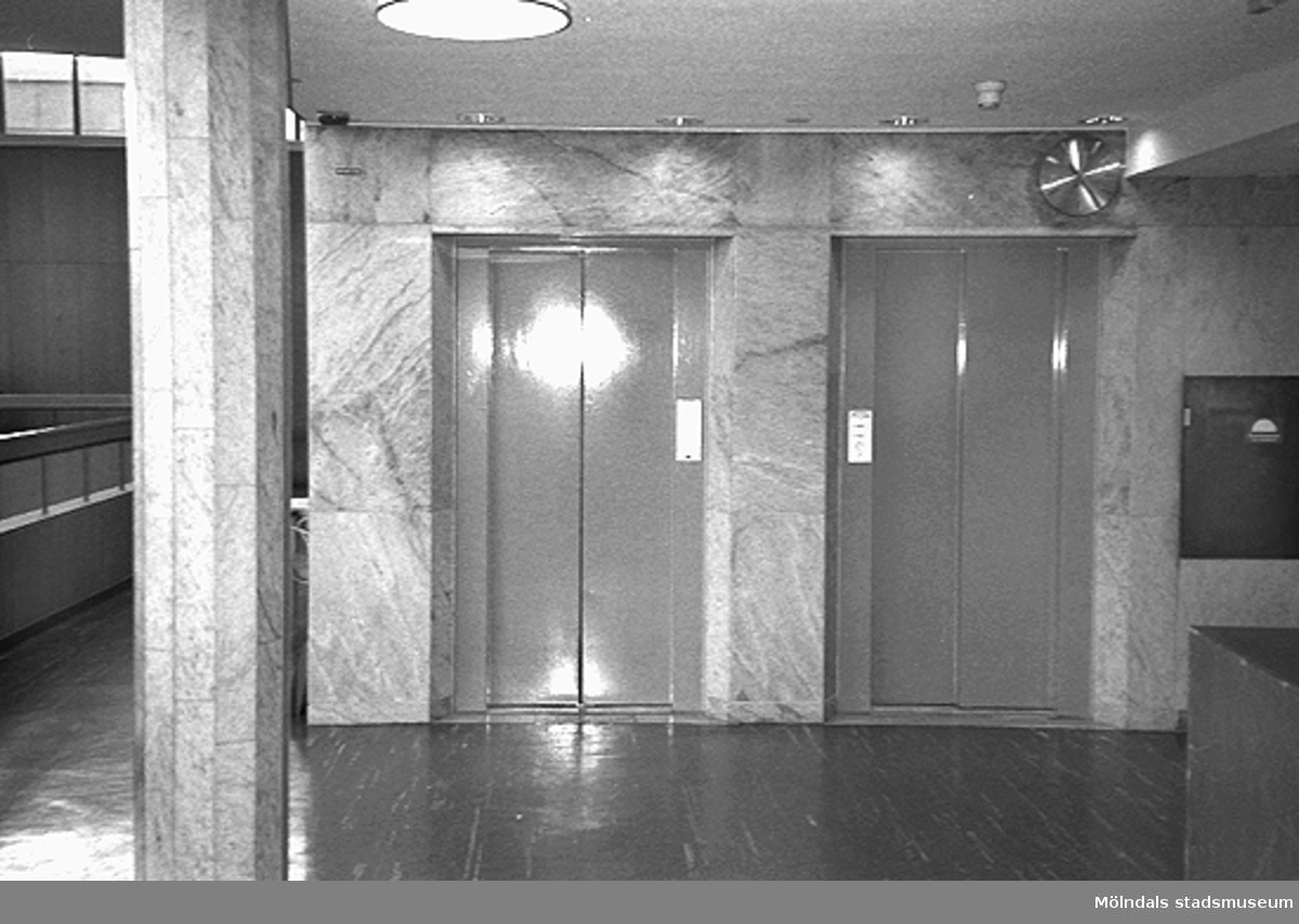 Två hissar i Mölndals stadshus, juni 1994.