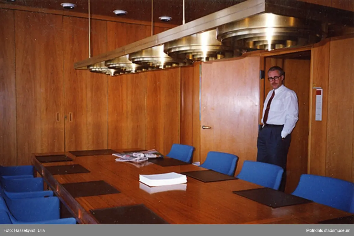 Kommunalrådet Leif Flatow står i sammanträdesrum 226 i Mölndals stadshus, juni 1993