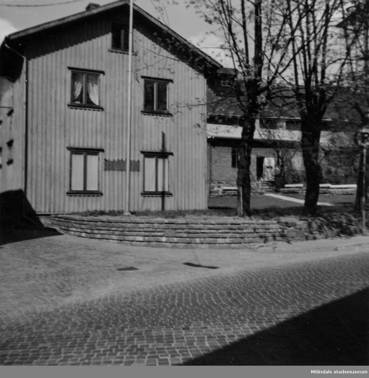 Biblioteket i f.d Göthiska Förbundets skola på Kvarnbygatan 49 (idag: Samuel Norbergsgata 2), okänt årtal. Förbundet har aldrig haft något bibliotek. Däremot inrymdes Mölndals stadsbibliotek i denna byggnad, när Götiska Förbundets skola hade flyttat.
