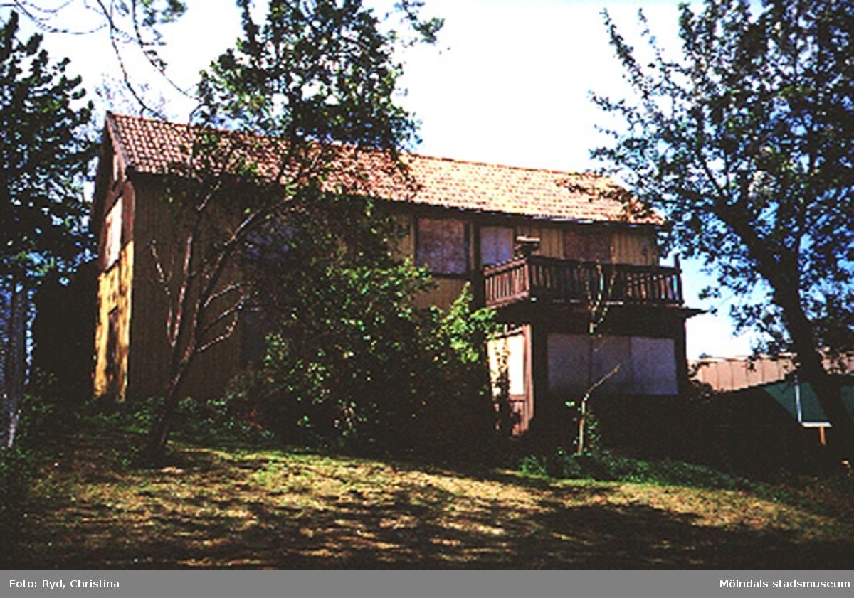 Det gamla bostadshuset Ranntorp 1:16 i Ranntorp, Lindome, maj 1994. Huset är nu rivet. Den nybyggda restaurangen Satellit ligger bredvid. Relaterade motiv: 2004_0443 - 0447.