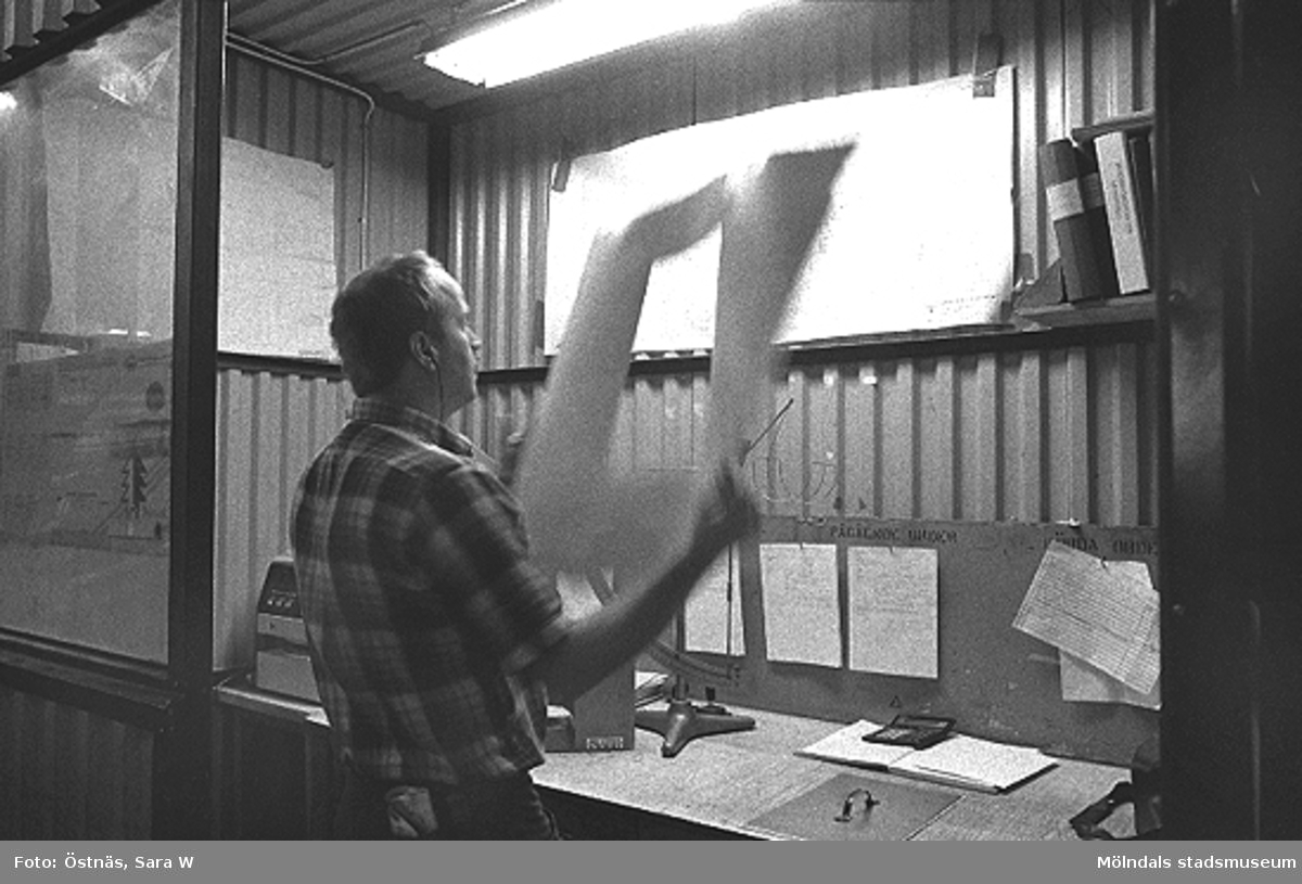 Thomas Lindell i arbete på pappersfabriken.
Bilden ingår i serie från produktion och interiör på pappersindustrin Papyrus, 1980-tal.