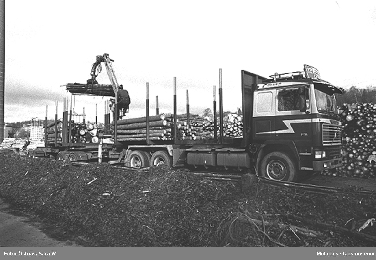 En transport med träråvara till pappersfabriken, 1980-tal.
Bilden ingår i serie från produktion och interiör på pappersindustrin Papyrus.