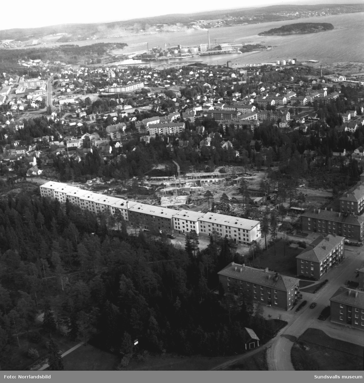 Diverse flygbilder över Sundsvall med omnejd. Norrliden, Baldersvägen, Västergatan, Sanatoriet.