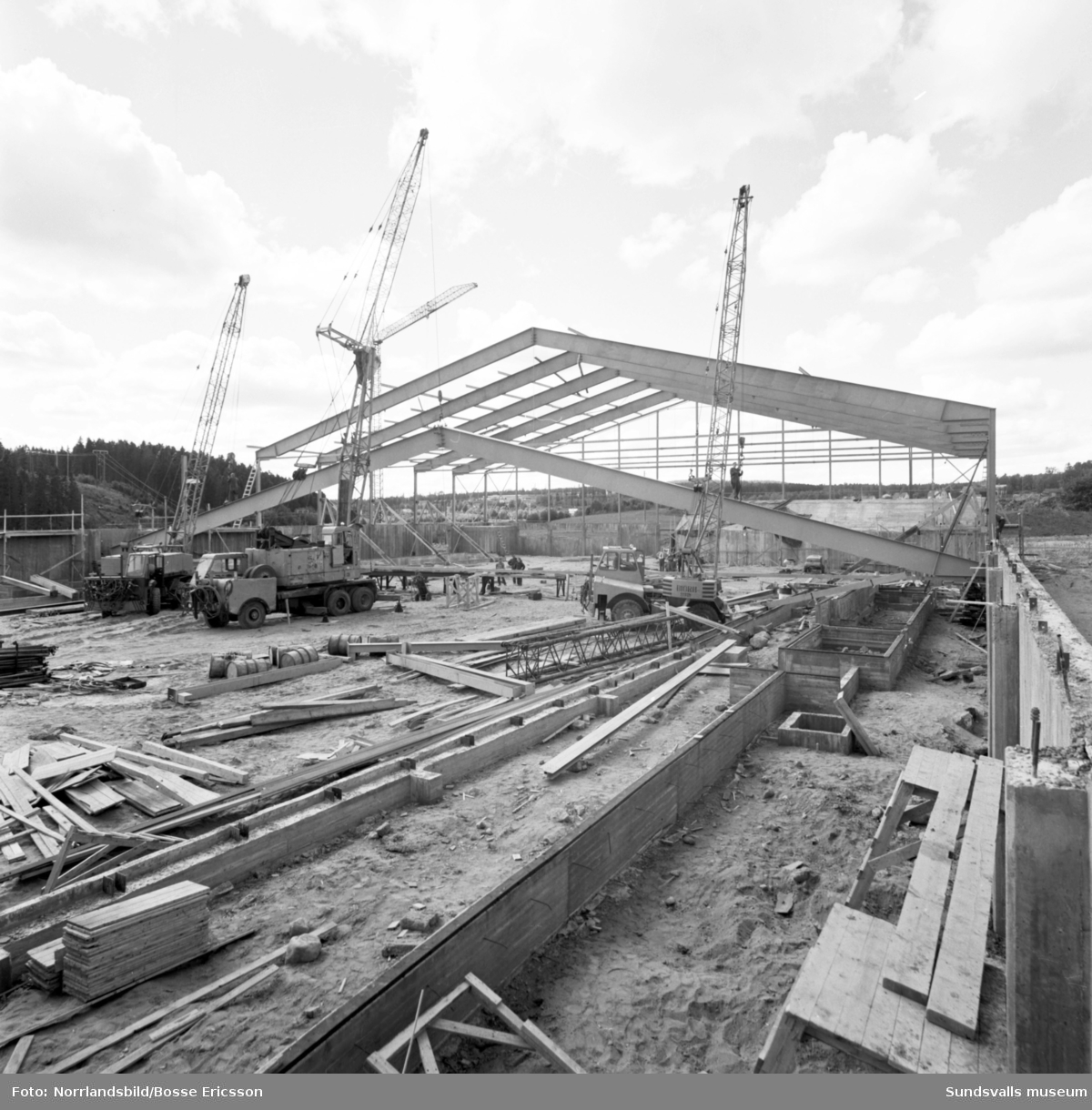 Byggandet av isstadion, Isladan, i Gärde.