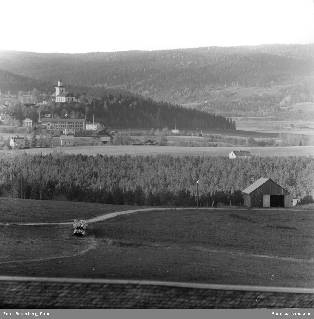 Vyer över Ljustorp (Mellberg), tagna norrut från Frötuna.