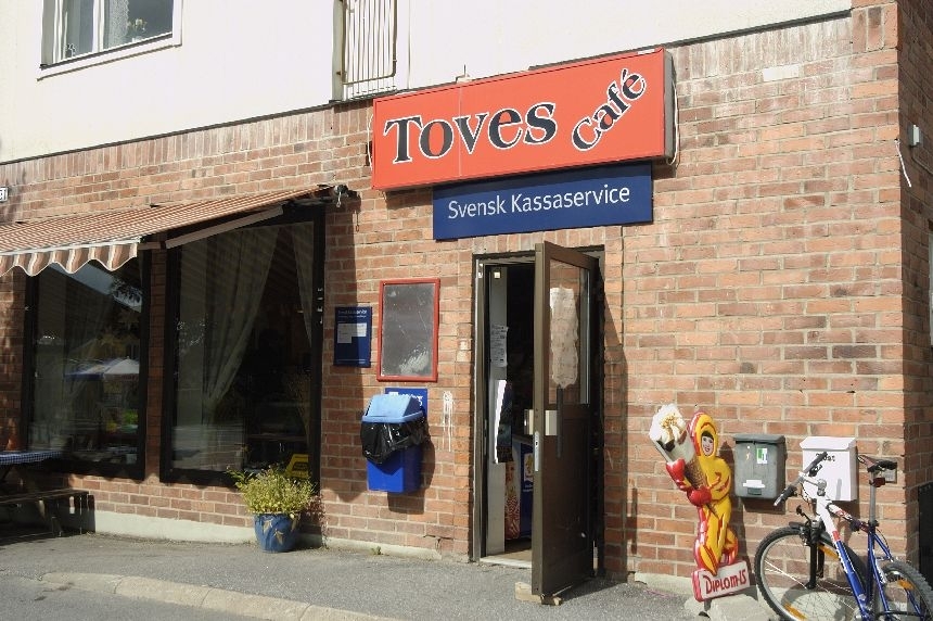 Exteriörbild på Toves Café i Bispgården. Sedan 30 juni 2002 sköter
personalen på caféet även Svensk Kassaservice.