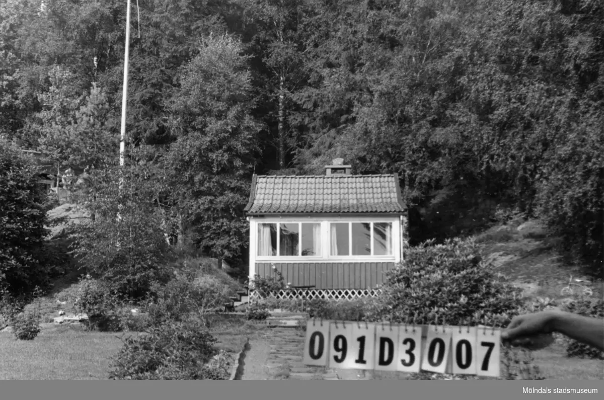 Byggnadsinventering i Lindome 1968. Ranered 1:55.
Hus nr: 091D3007.
Benämning: fritidshus, gäststuga och två redskapsbodar.
Kvalitet, fritidshus och gäststuga: god.
Kvalitet, redskapsbodar: god, mindre god.
Material: trä.
Tillfartsväg: ej framkomlig.