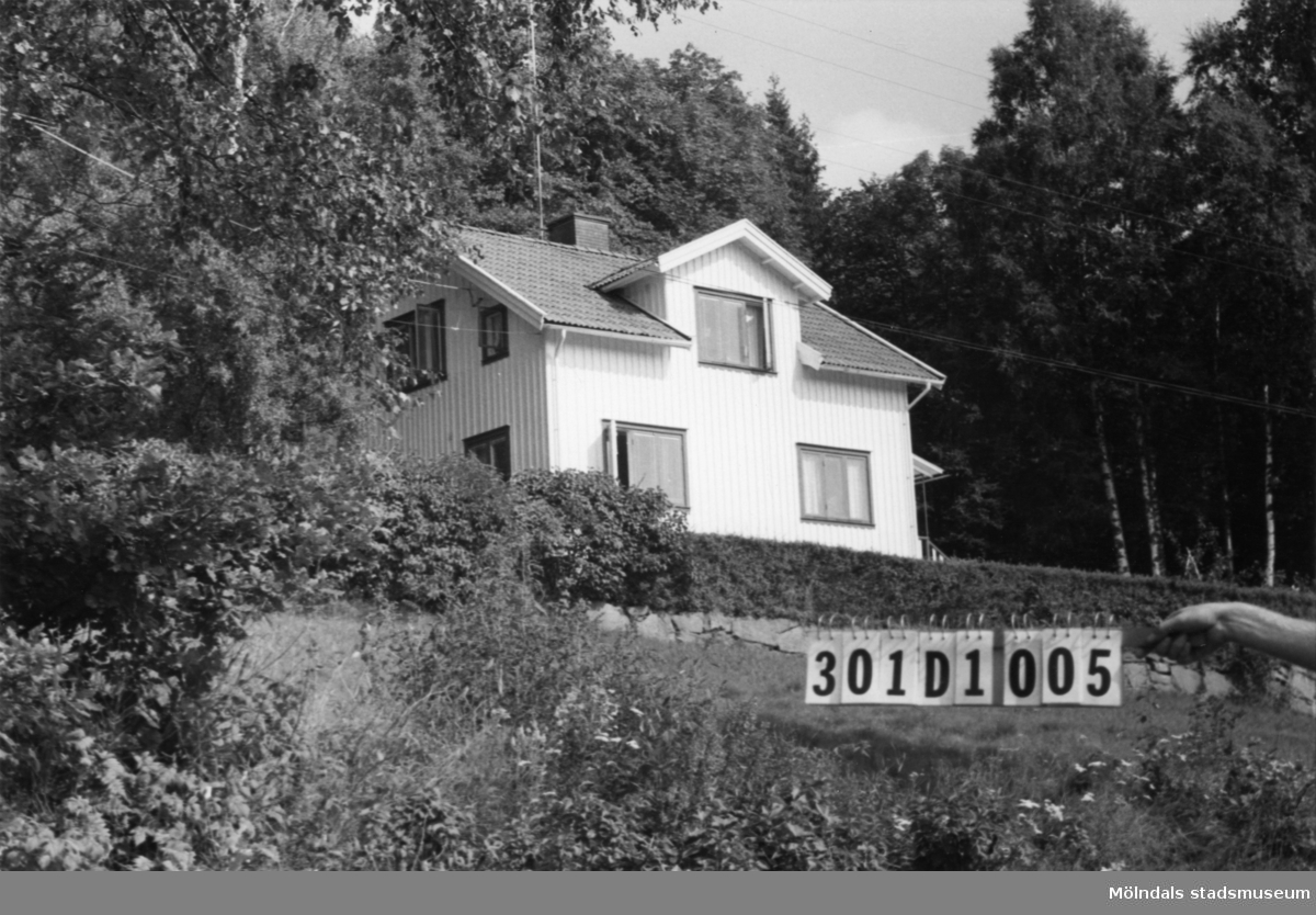 Byggnadsinventering i Lindome 1968. Inseros 1:32.
Hus nr: 301D1005.
Benämning: permanent bostad och redskapsbod.
Kvalitet: god.
Material: trä.
Tillfartsväg: framkomlig.