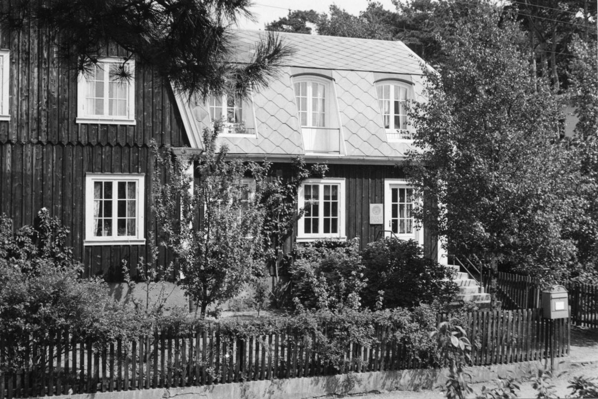Poststationen i Hittarp, 1954, exteriör och interiör.