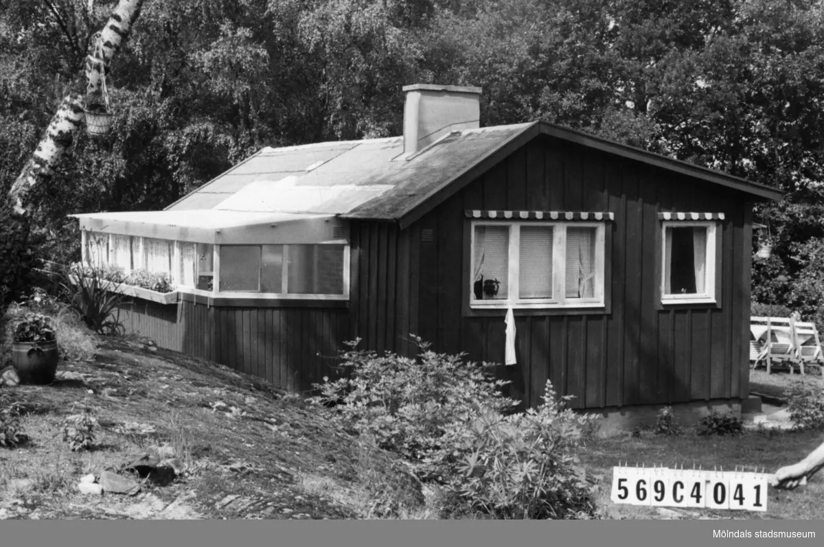 Byggnadsinventering i Lindome 1968. Gårda 2:5.
Hus nr: 569C4041.
Benämning: fritidshus.
Kvalitet: god.
Material: trä.
Tillfartsväg: ej framkomlig.
Renhållning: soptömning.