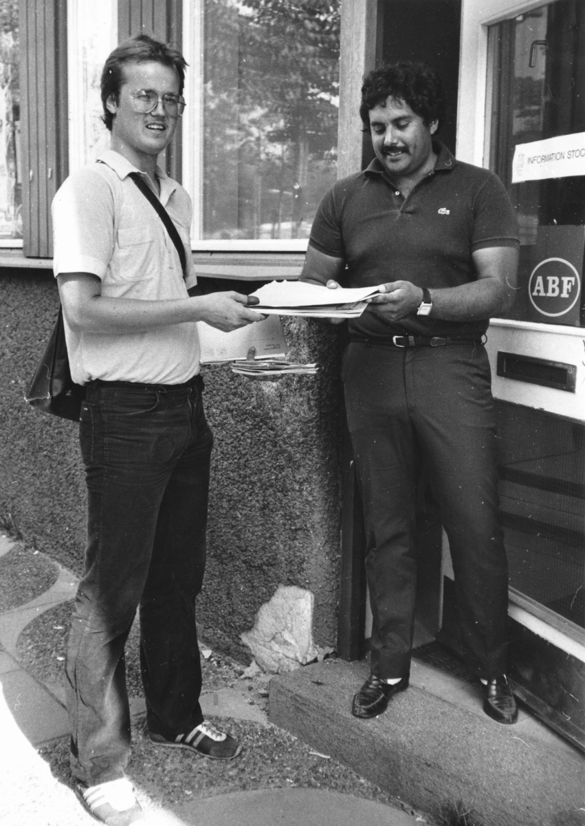 Brevbärare Risto Tullinen lämnar personligen över posten till Luis Abascal som härstammar från Uruguay vid utdelningsområdet Tensta Centrum, 1982.