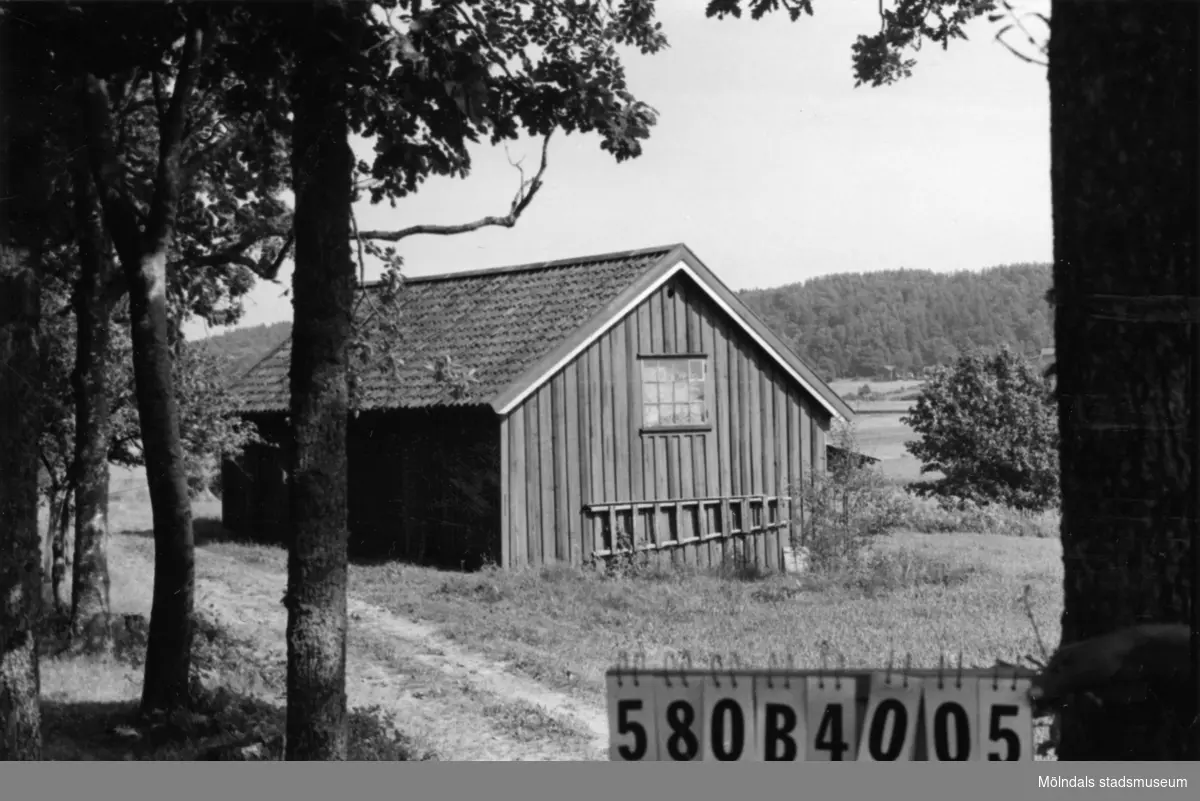 Byggnadsinventering i Lindome 1968. Knipered 4:12.
Hus nr: 580B4005.
Benämning: ladugård.
Kvalitet: god.
Material: trä.
Tillfartsväg: framkomlig.