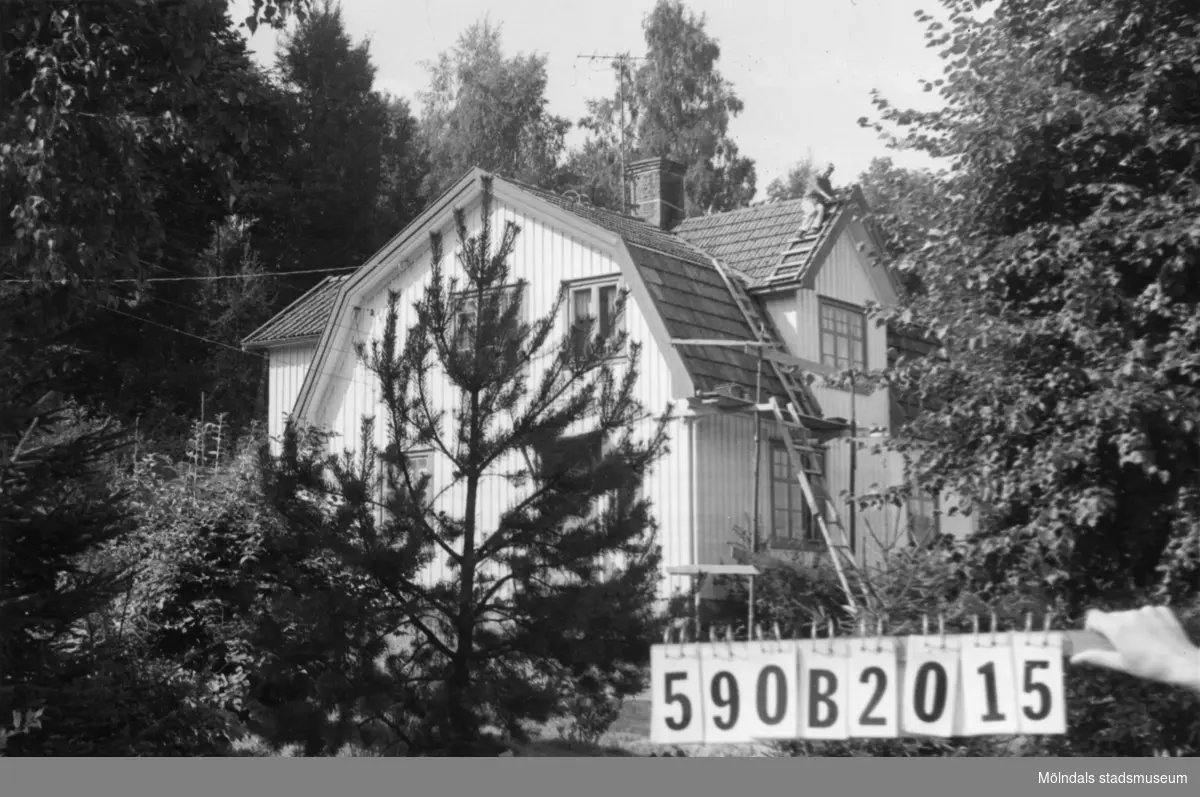 Byggnadsinventering i Lindome 1968. Hällesåker 4:18.
Hus nr: 590B2015.
Benämning: permanent bostad, ladugård, redskapsbod och garage.
Kvalitet: god.
Material, redskapsbod: sten.
Material, övriga: trä.
Tillfartsväg: framkomlig.