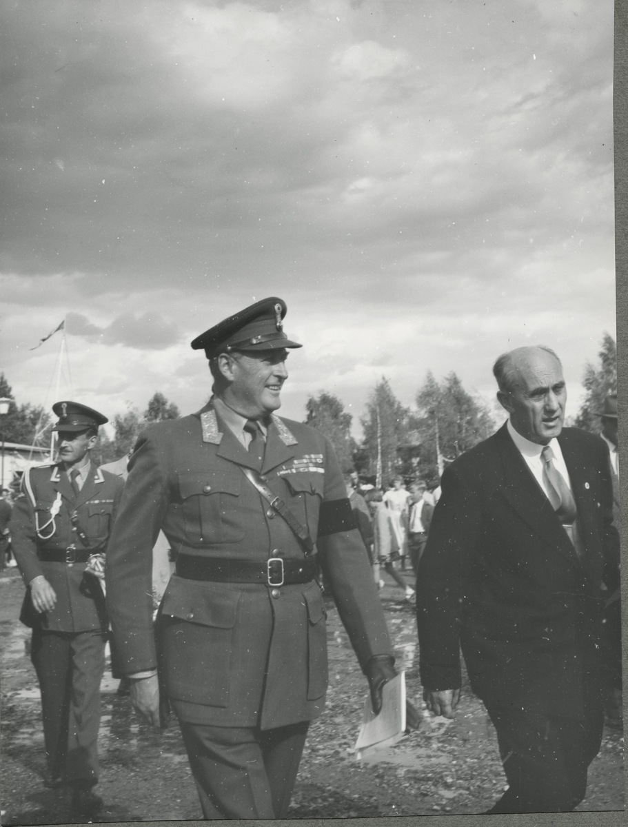 Kong Olav og ordfører Kristian Haugen på vei inn i kirken. 1958.